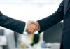 Nachhaltige Beziehungen: Zwei Geschäftsleute geben sich die Hand.