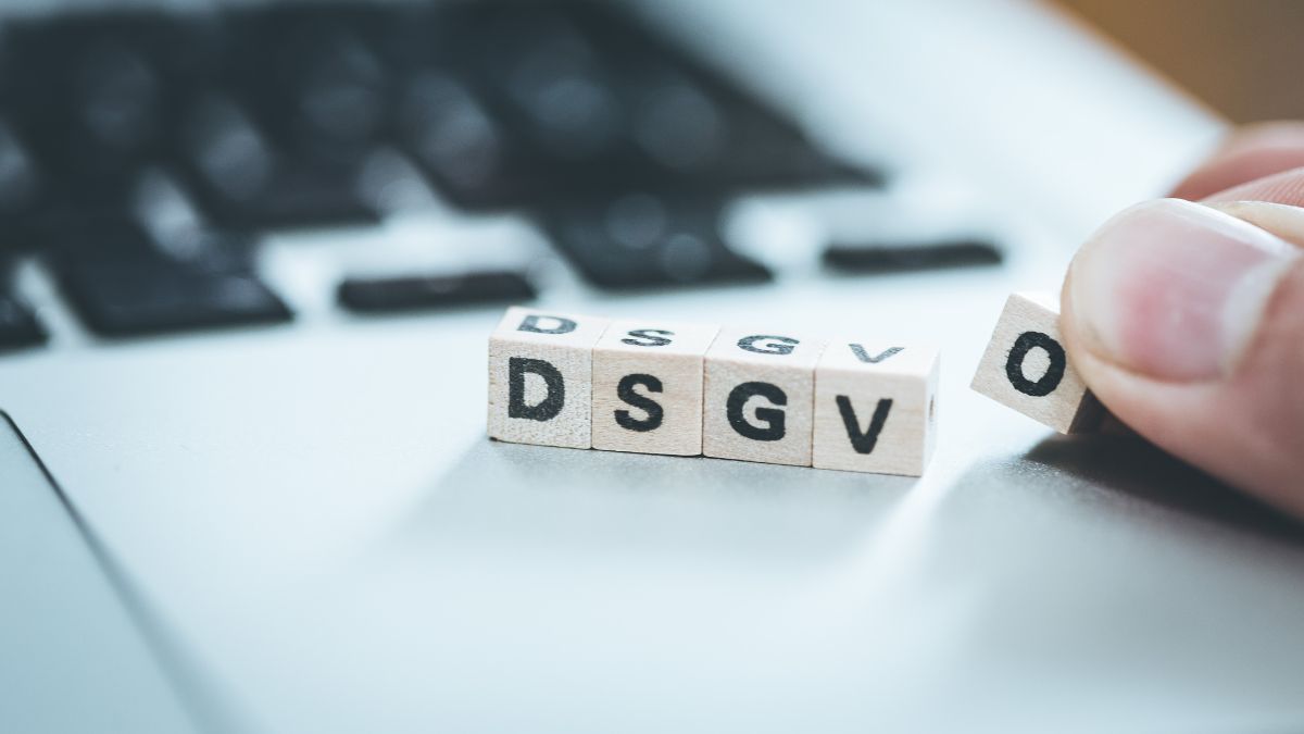 DSGVO-konform: Mehrere Holzblöcke mit einzelnen Buchstaben bilden das Wort "DSGVO".