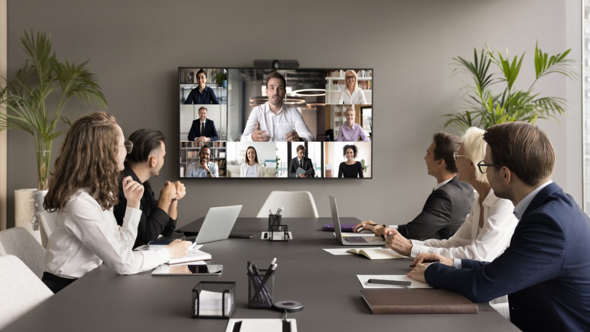 Wirkungsvoll kommunizieren: Ein Team von Büroangestellten und Freiberuflern, die sich per Online-Videochat oder Telefonkonferenz treffen.