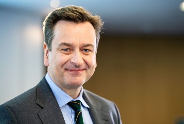 Joachim Wenning, Vorstandsvorsitzender der Munich Re, nimmt an der Bilanzpressekonferenz der Münchener Rückversicherungs-Gesellschaft (Munich Re) lächelt.