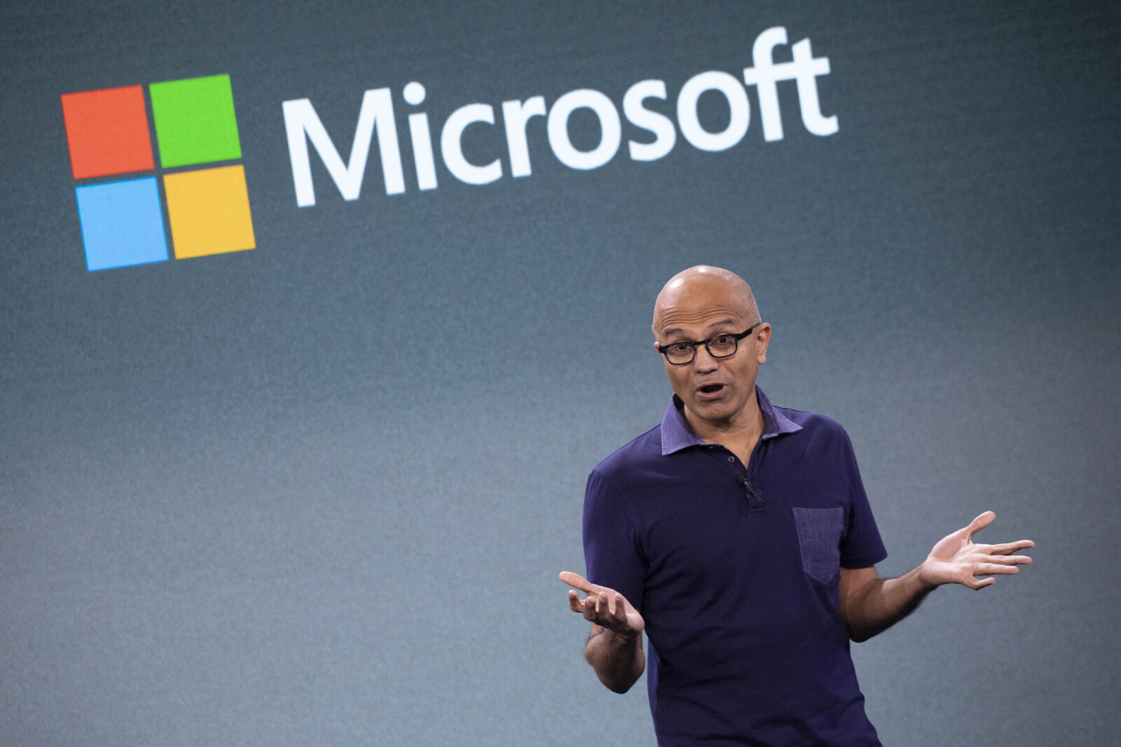 Satya Nadella, CEO von Microsoft hält einen Vortrag.