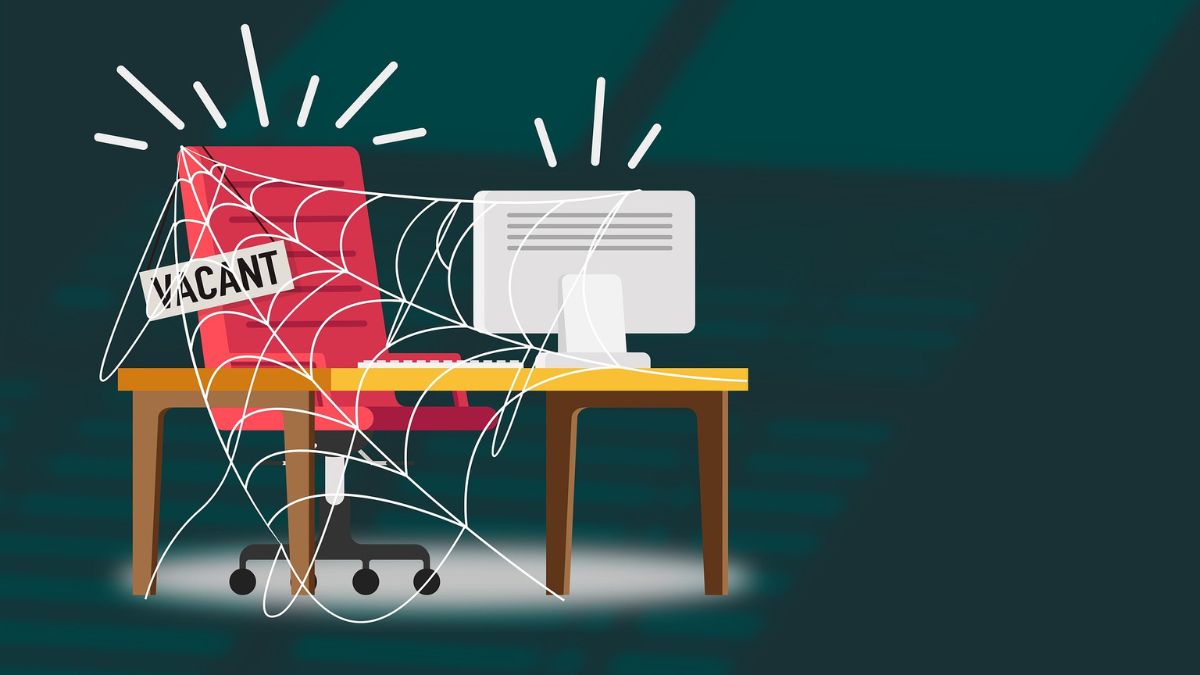 Freelancer in der Krise: Ein verlassener Schreibtisch voller Spinnweben.