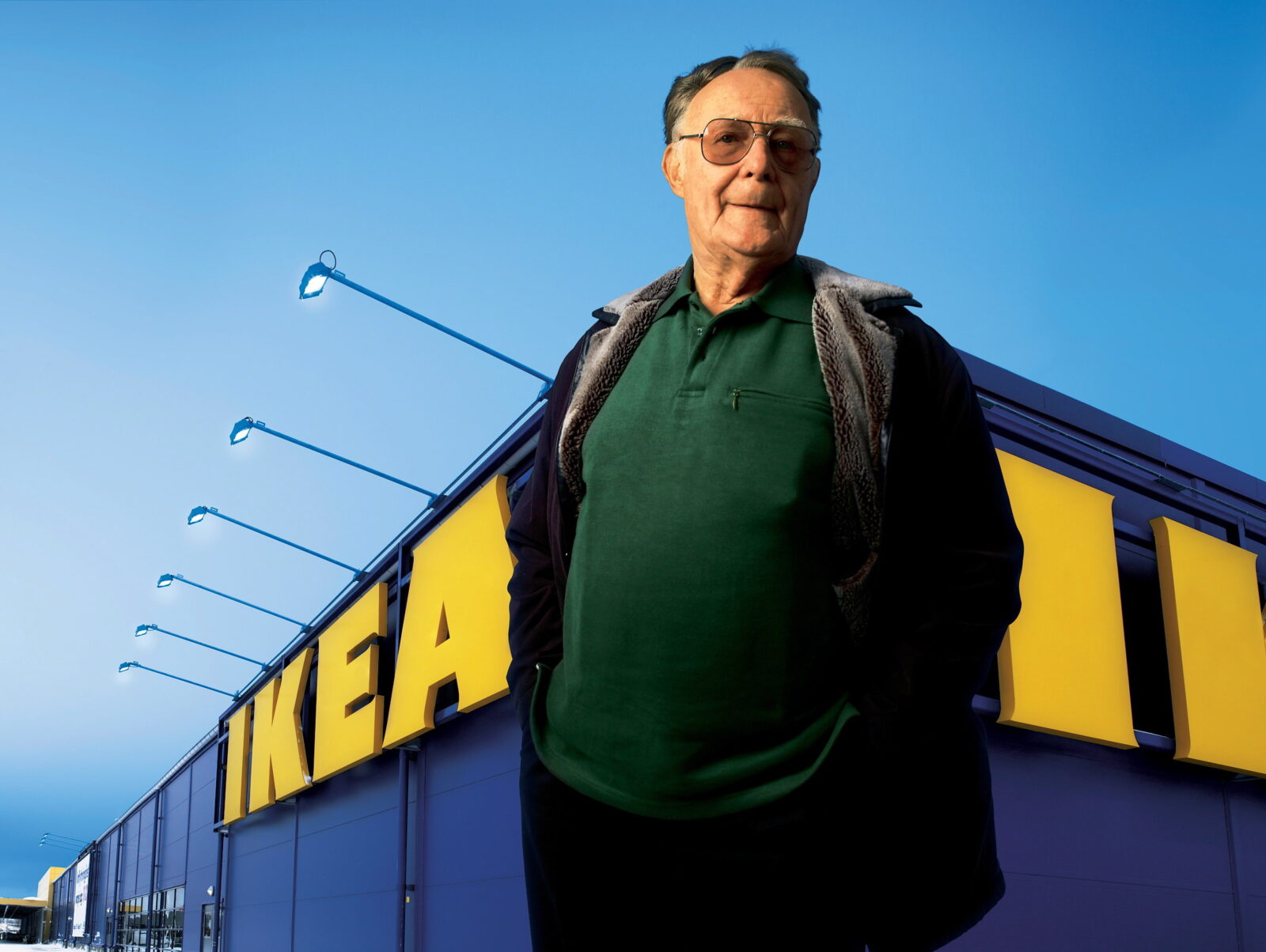 Ingvar Kamprad: Der Ikea-Gründer steht vor einer seiner Filialen