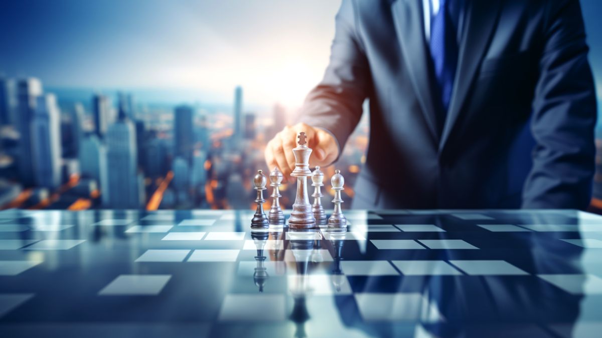 Thought Leader Ads: Ein Geschäftsmann im Anzug spielt seinen Zug auf einem Schachbrett.