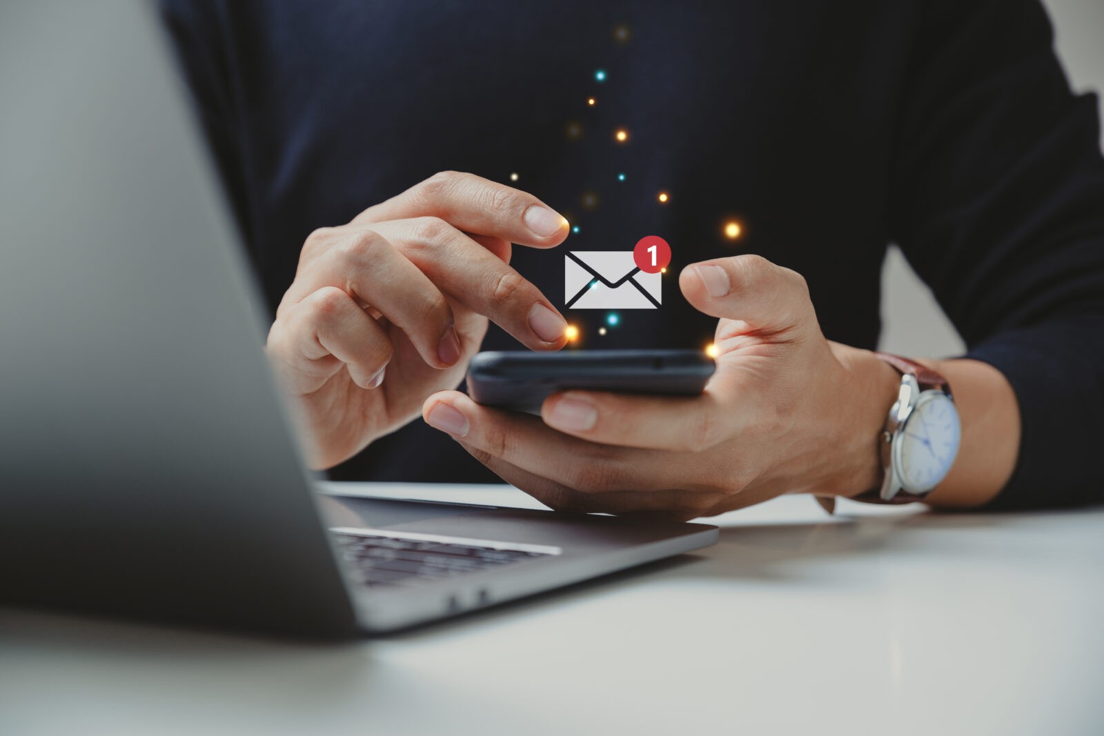 E-Mail-Marketing: Ein Mann erhält eine E-Mail auf sein Smartphone.