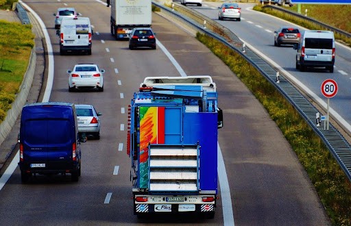 Blick auf Lieferwagen auf einer Autobahn