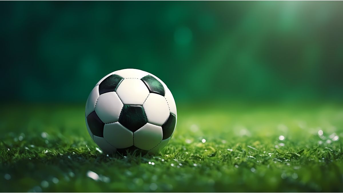 Fußball-Europameisterschaft 2024: Ein Ball liegt auf einem Rasen.