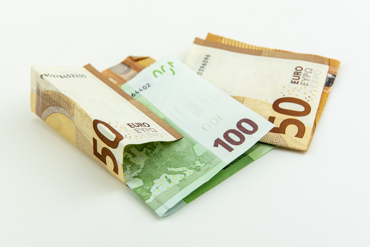 50€- und 100€-Scheine vor weißem Hintergrund