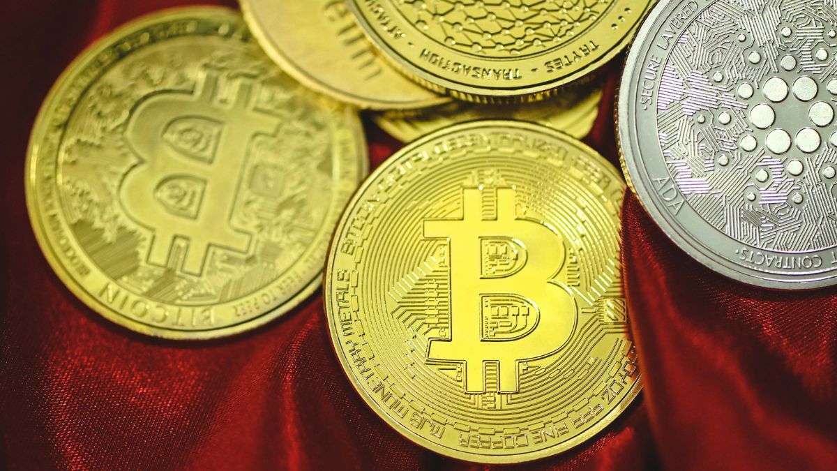 Vielseitigkeit von Bitcoin: Ein kleiner Haufen Bitcoins liegt auf einem roten Tuch.