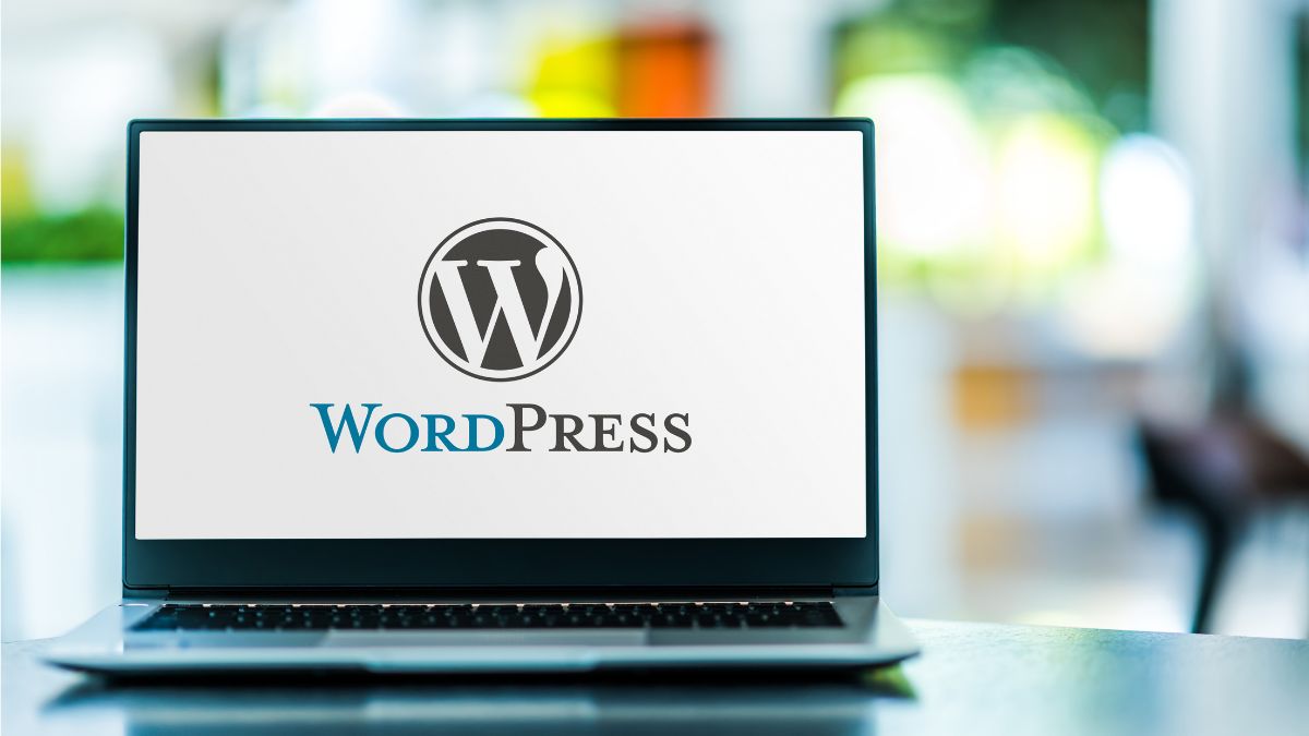 WordPress 6.5: Ein Laptop mit dem Logo von WordPress.