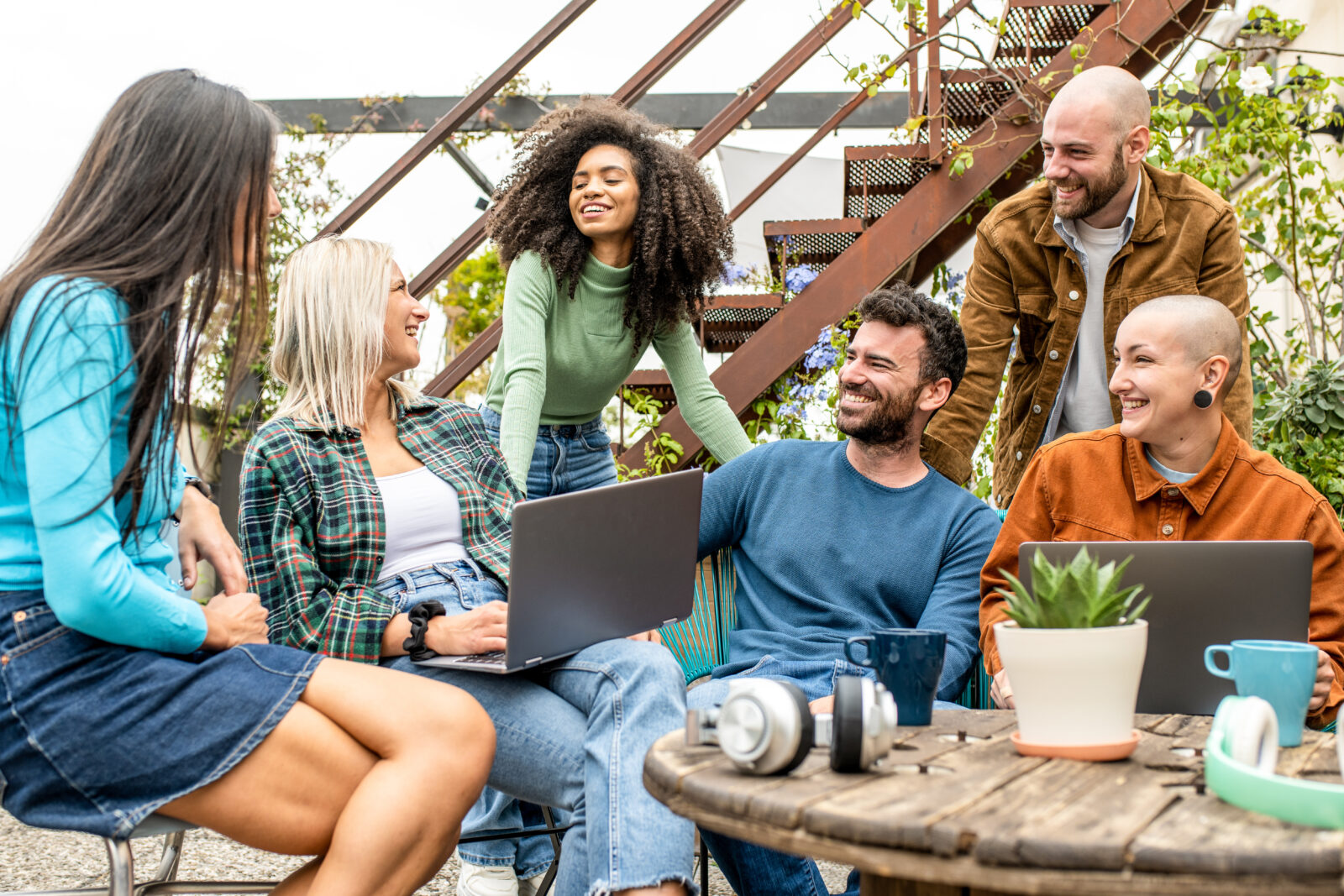 Digital Native Gruppe von Freunden, die Inhalte und Ideen in einem Teammeeting austauschen