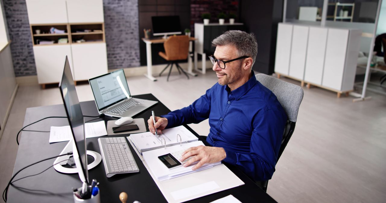 CIO sitzt am Schreibtisch und arbeitet.