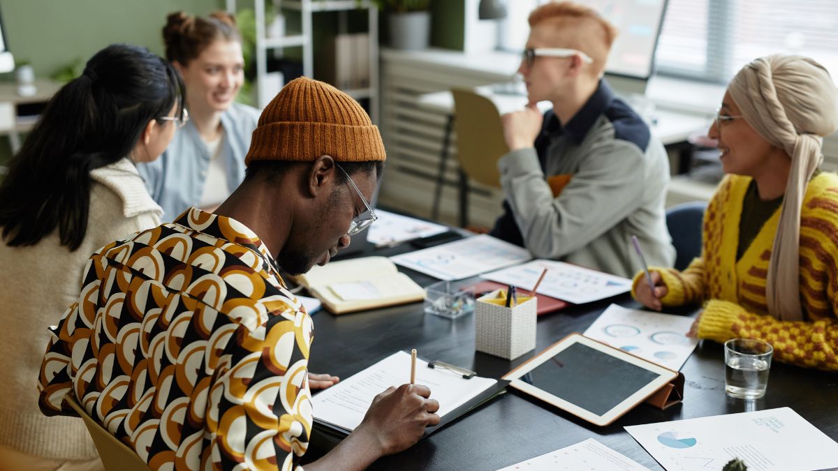 Generation Z: Ein Meeting junger Leute im Büro.