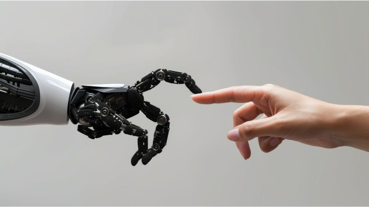 Künstliche Intelligenz: Nahaufnahme einer Roboterhand und einer menschlichen Hand, die sich einander nähern.