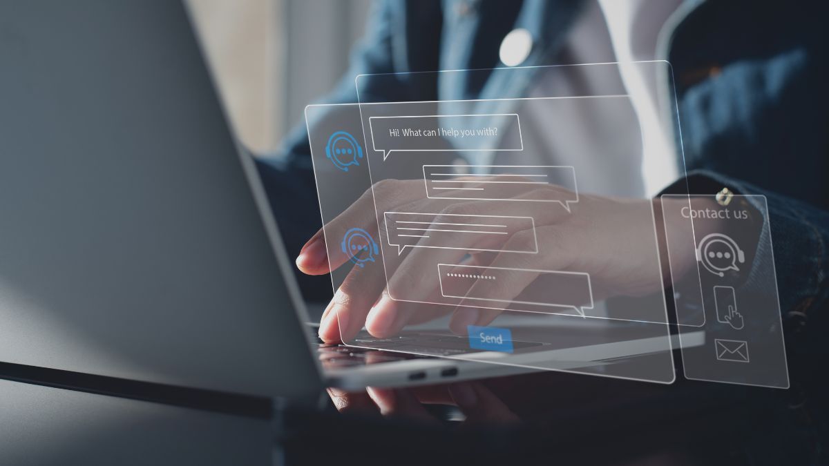 KI im Kundensupport: Eine Person schreibt mit einem Chatbot.